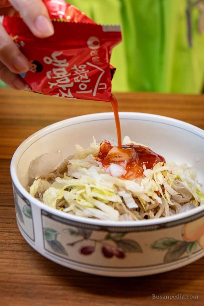 Korean Ramyeon Nongshim Dungji Bibim Naengmyeon How to add bibim sauce